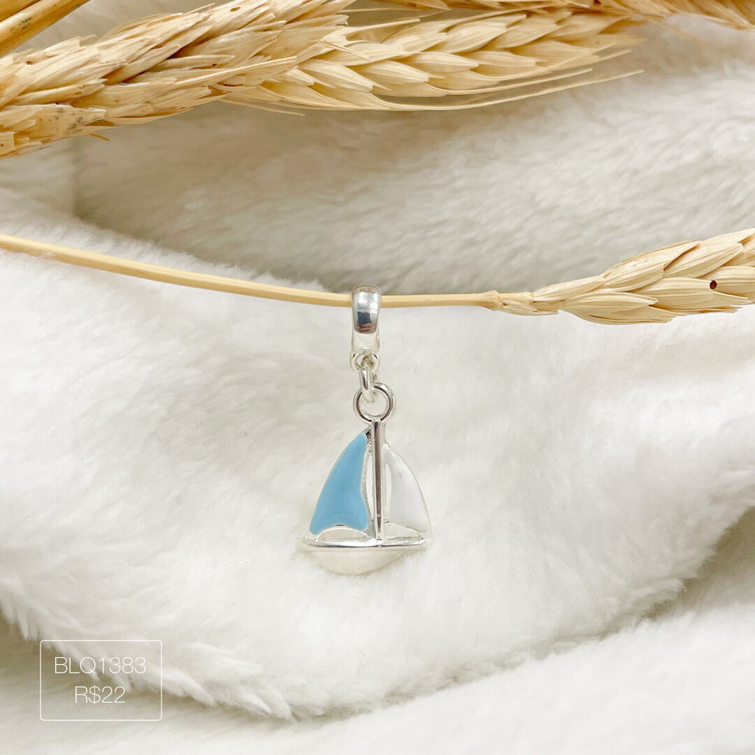 Berloque Veleiro Azul e Branco Pendurado Esmaltado Prateado